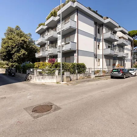 Guesthost - Comfy 10 Min From The Viareggio