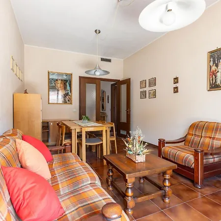 Guesthost - Comfy 10 Min From The