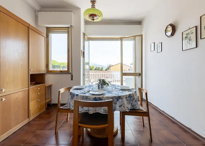 Guesthost - Comfy 10 Min From The Апартаменти В'яреджо